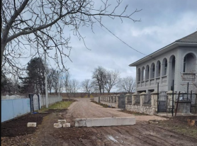 „Asta-i Moldova”. O familie a privatizat drumul din fața propriei gospodării